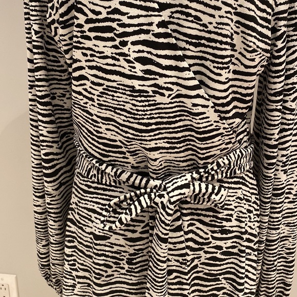H&M black/white zebra striped dress size medium - Picture 3 of 8